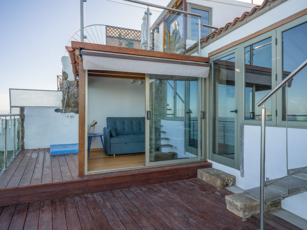 Terraza y ducha exterior