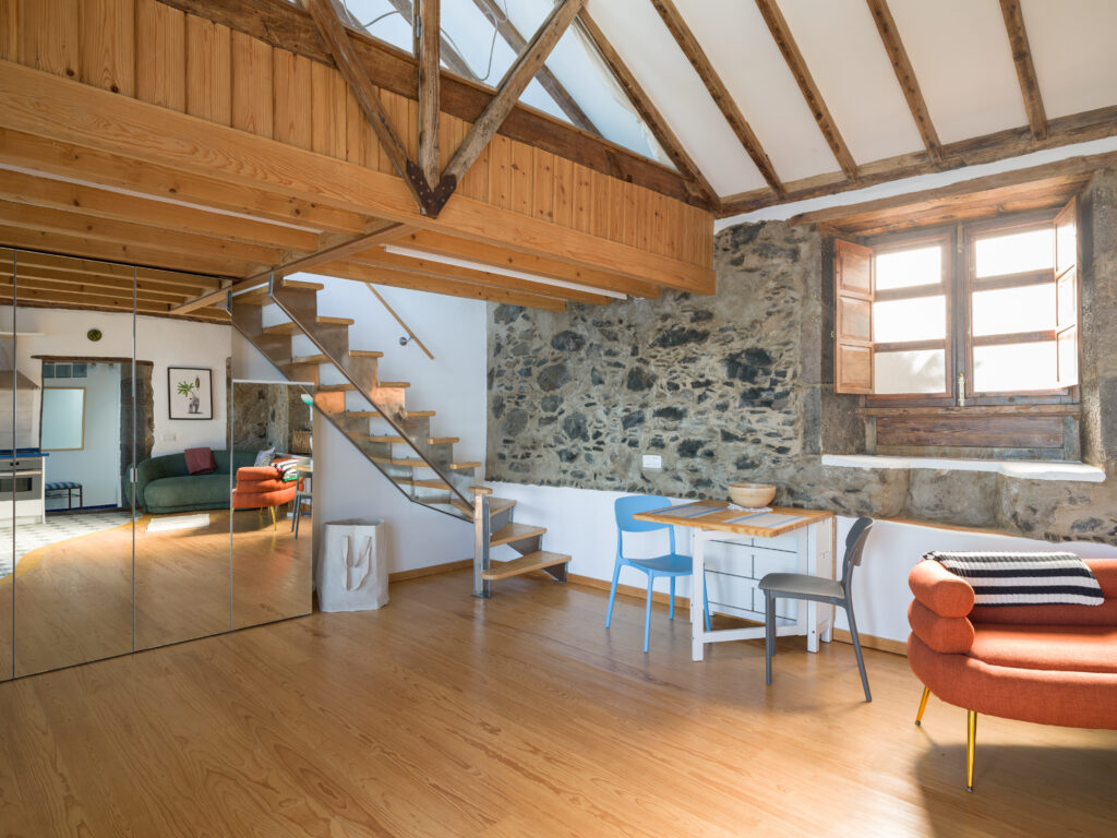 Comedor y escaleras al altillo