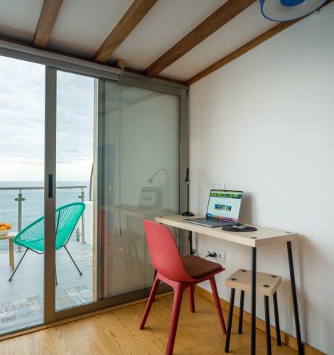 Escritorio para trabajar en el dormitorio